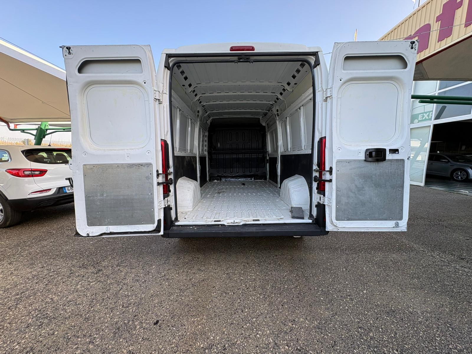 PEUGEOT BOXER 2.0 BlueHDI 335L3H2 130 cv - Imagen 11